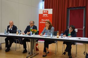 V.l.n.r. Björn Selent (SPD-Ortsvereinsvors.), Ergun Can, Aydan Özuguz, Dr. Maria Hackl (Stadträtin)