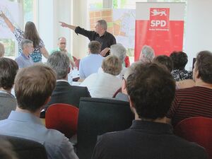 Baubürgermeister a.D. Matthias Hahn erläutert die Pläne zur Bebauung des Nackarparks. Links neben Hahn: Michael Reisser