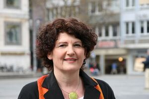 Bettina Wilhelm vor dem Stuttgarter Rathaus