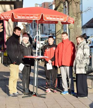 v.l.n.r.: Sven Baumstark (OV-Vorsitzender), Feuerbacher BürgerInnen, ganz rechts Suse Kletzin (Stadträtin)