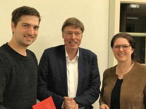 Axel Kreischer wurde im Beisein von Ute Vogt das Parteibuch überreicht